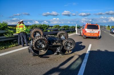 Neuhausen: Quad ueberschlaegt sich - 2 Verletzte - Vollsperrung der A8 in beide Fahrtrichtungen